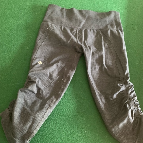 Lululemon cropped leggings size 6 - Picture 3 of 3